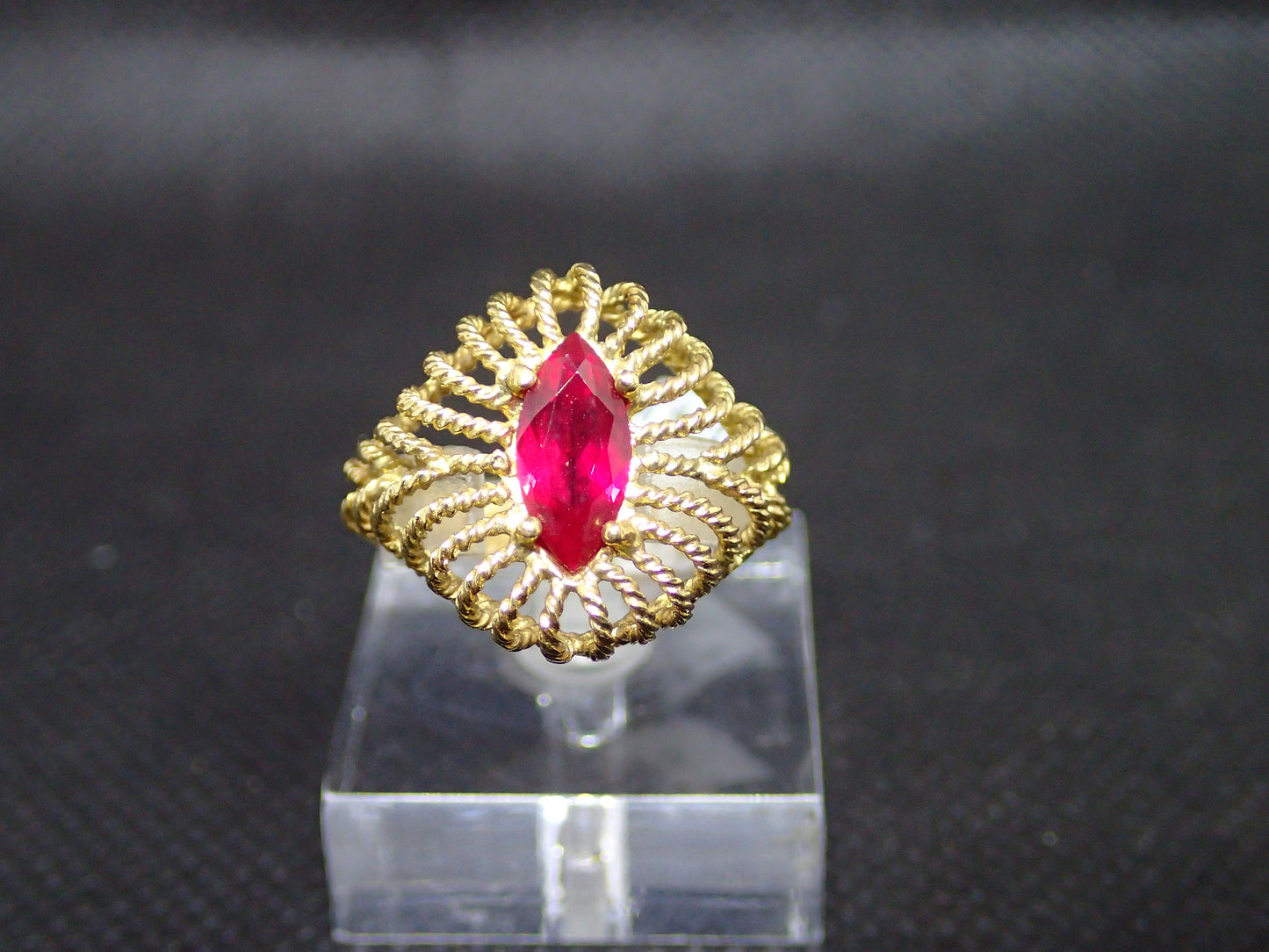 Bague vintage en or jaune 750/ème de 4.18g, navette rouge / Bijoux d'occasion