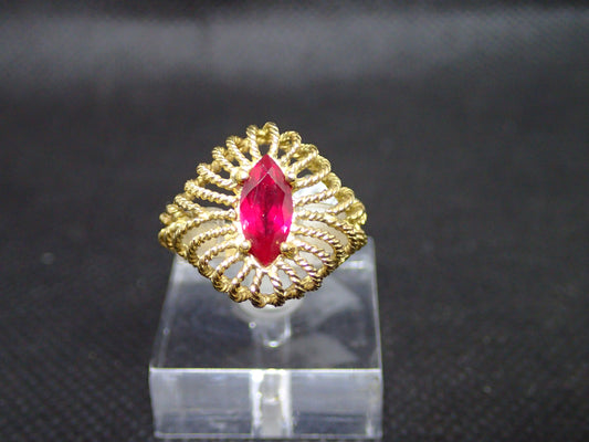 Bague vintage en or jaune 750/ème de 4.18g, navette rouge / Bijoux d'occasion