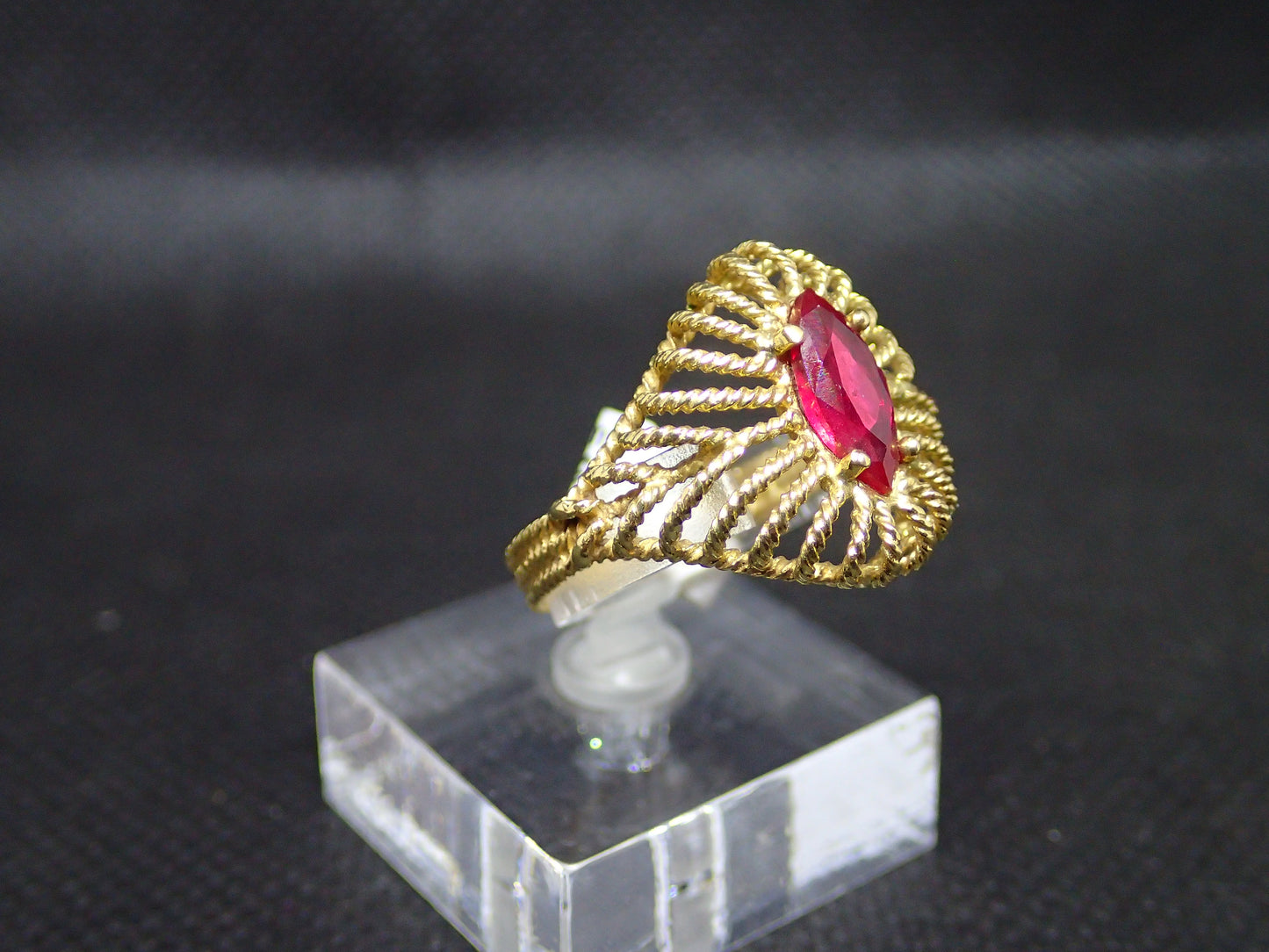 Bague vintage en or jaune 750/ème de 4.18g, navette rouge / Bijoux d'occasion