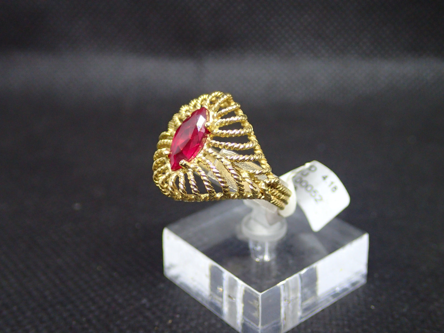 Bague vintage en or jaune 750/ème de 4.18g, navette rouge / Bijoux d'occasion