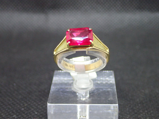 Bague en or jaune 750/ème de 3.90g, pierre rouge / Bijoux d'occasion