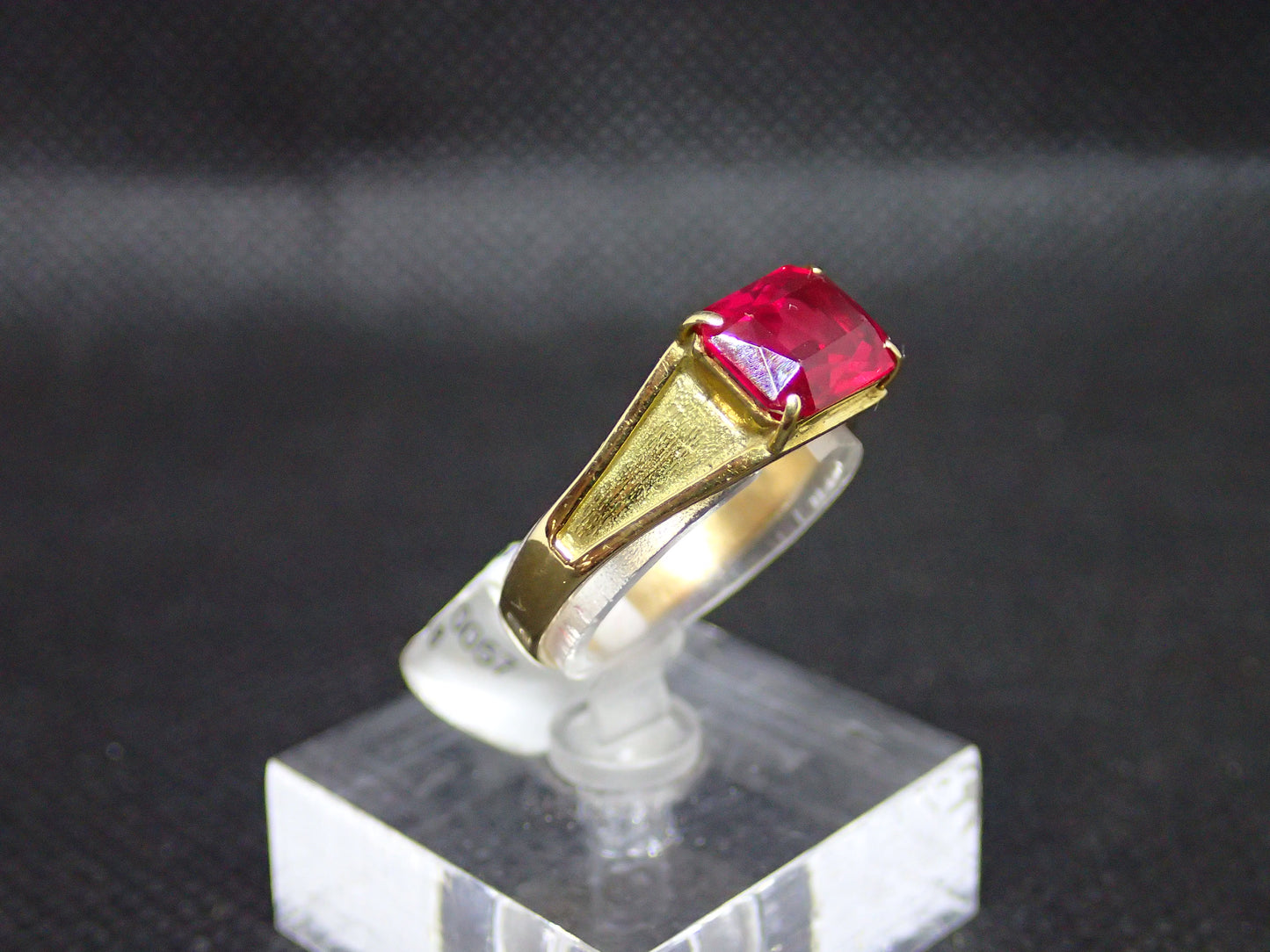 Bague en or jaune 750/ème de 3.90g, pierre rouge / Bijoux d'occasion