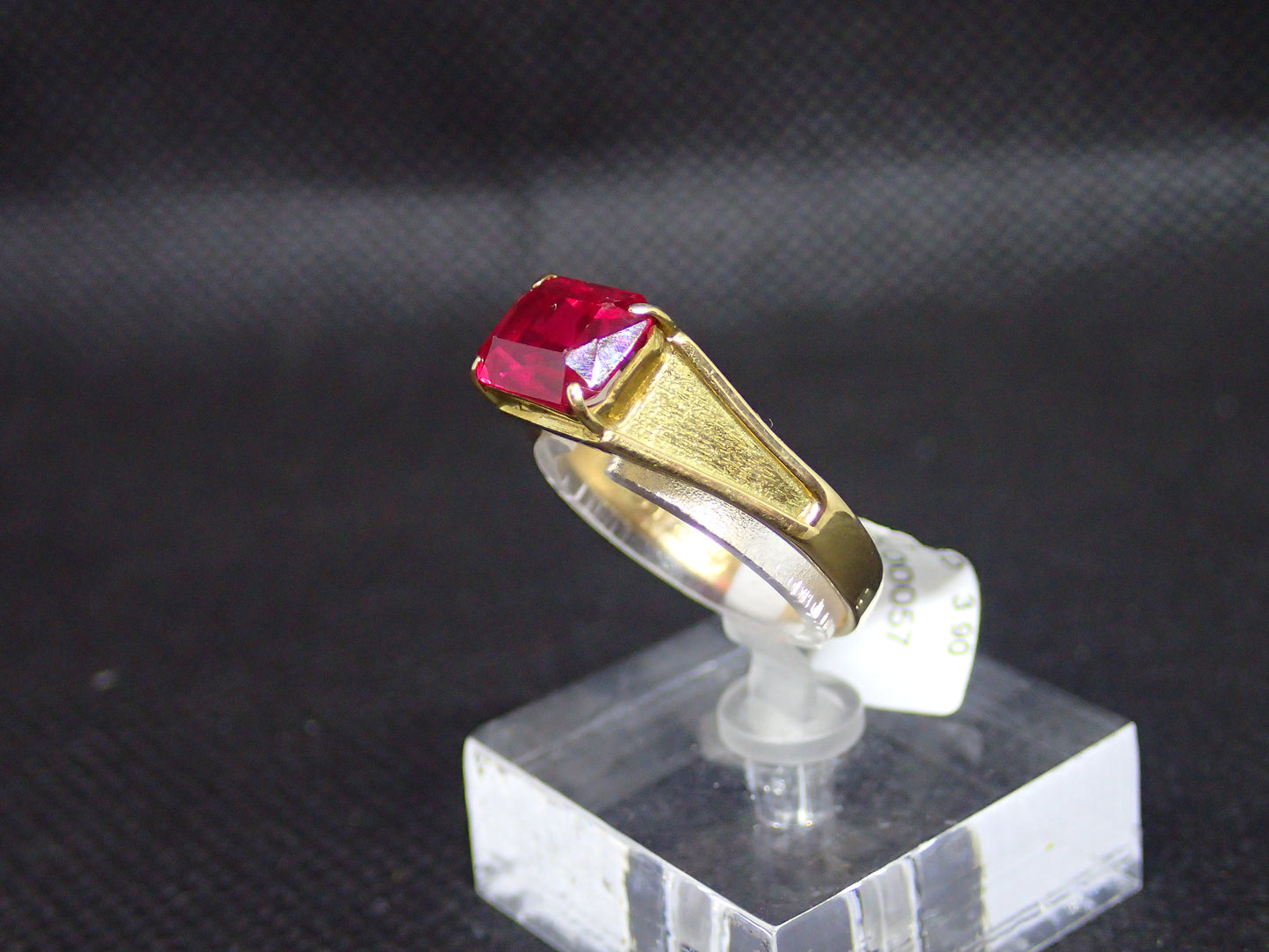 Bague en or jaune 750/ème de 3.90g, pierre rouge / Bijoux d'occasion