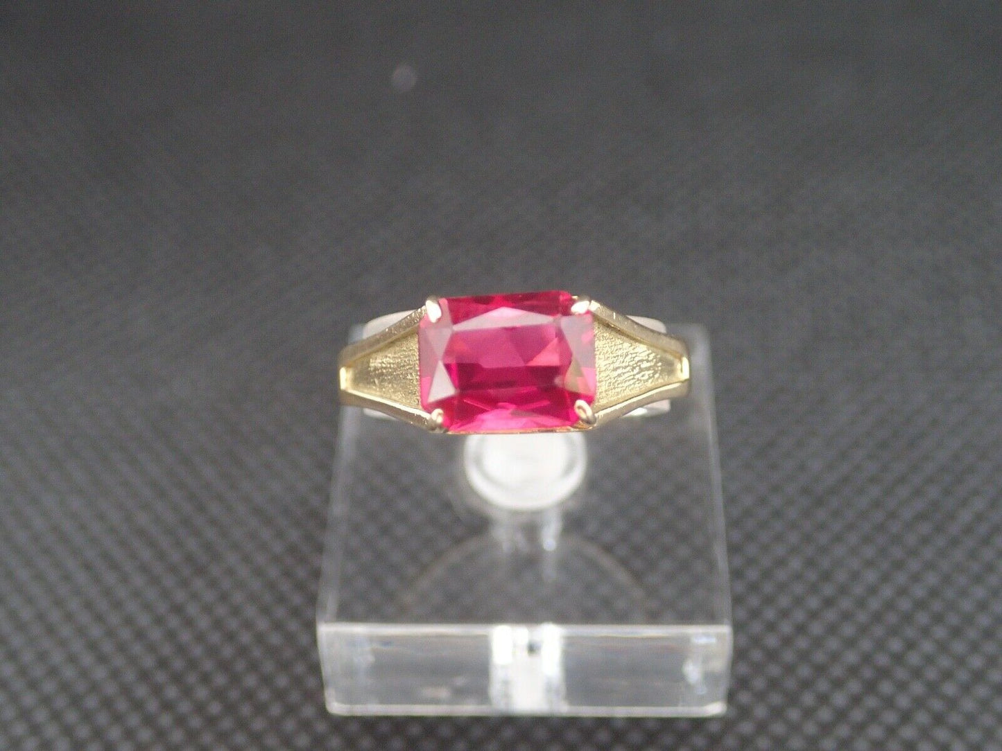 Bague or jaune 750/ème de 3.90g, pierre rouge / Bijoux d'occasion