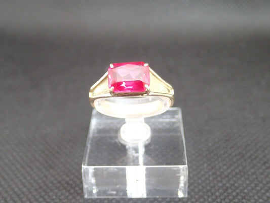 Bague or jaune 750/ème de 3.90g, pierre rouge / Bijoux d'occasion